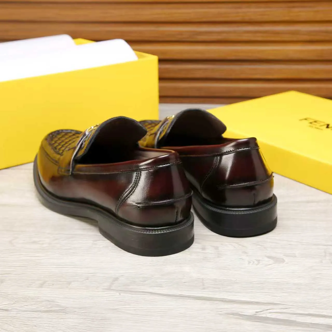 Men's men's shoes 💰 540 💰 Water dyed cowhide 🆘 The latest FENDI ( Fendi ) new casual leather shoes 🕶️🕶️ Simple routing effect, showing an elegant and cool driving shoe 🎬Made of Italian 🇮🇹 imported calfskin + first-layer water-dyed cowhide lining🐂Excellent material🎬Detailed workmanship 🤗Comfortable foot feel➰➰. ​Pair it with any outfit to show your taste and temperament, low-key luxury ♻️Design ​simple and elegant ​noble and fashionable 🍃​Very loved and favored by trendy men 💓❤️Size: 38-44 2⃣️colors available